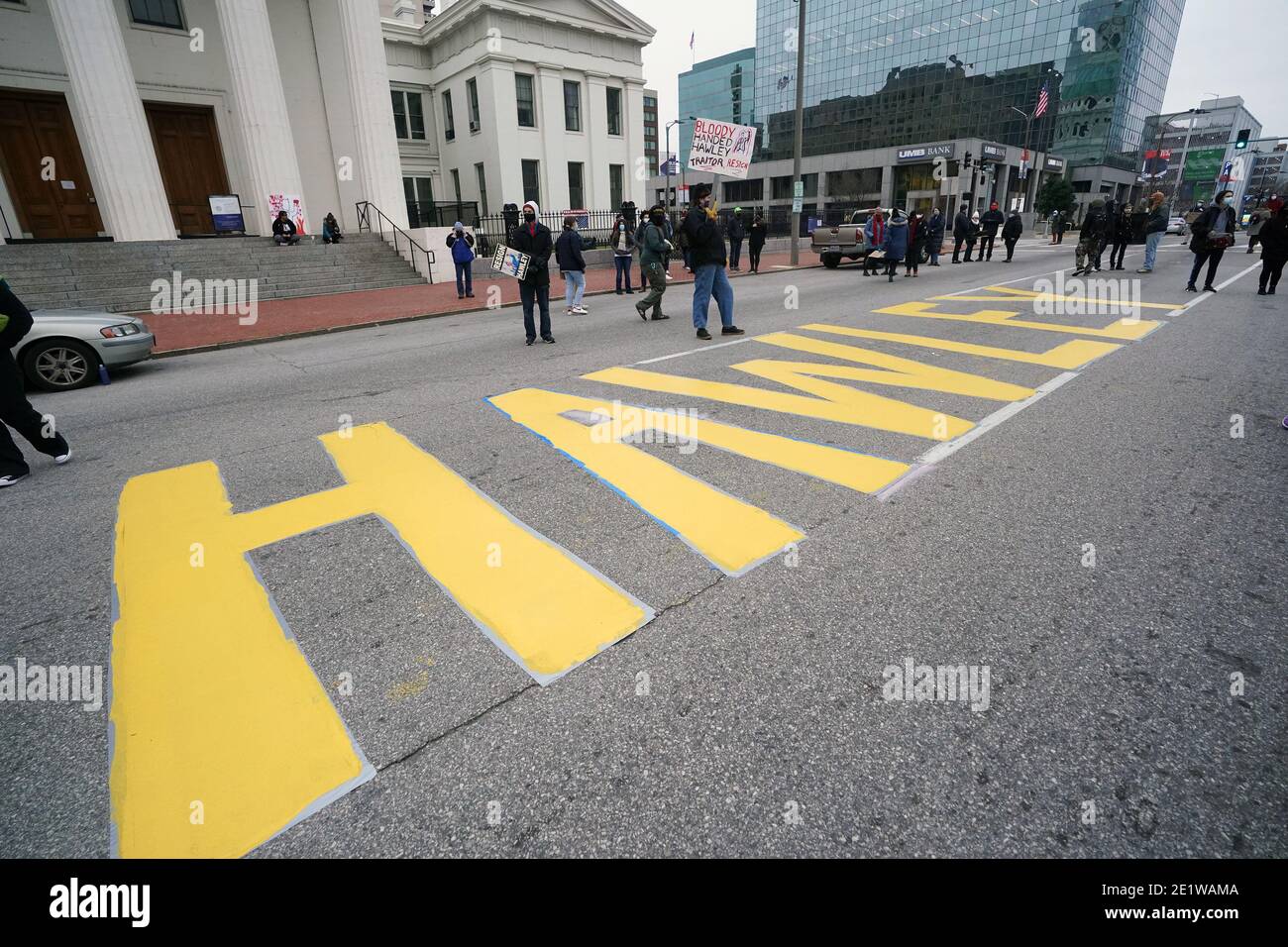 St. Louis, États-Unis. 09e janvier 2021. Un petit nombre de manifestants demeurent après la démission de Hawley dans la rue devant le Vieux Palais de justice, à Saint-Louis, le samedi 9 janvier 2021. Environ 200 manifestants se sont rassemblés pour demander la démission du sénateur Josh Hawley (R-Mo) après ses actions et commentaires faits plus tôt dans la semaine, pensant qu'ils ont alimenté l'assaut sur le Capitole des États-Unis. La manifestation était pacifique, sans arrestations. Photo par Bill Greenblatt/UPI crédit: UPI/Alay Live News Banque D'Images