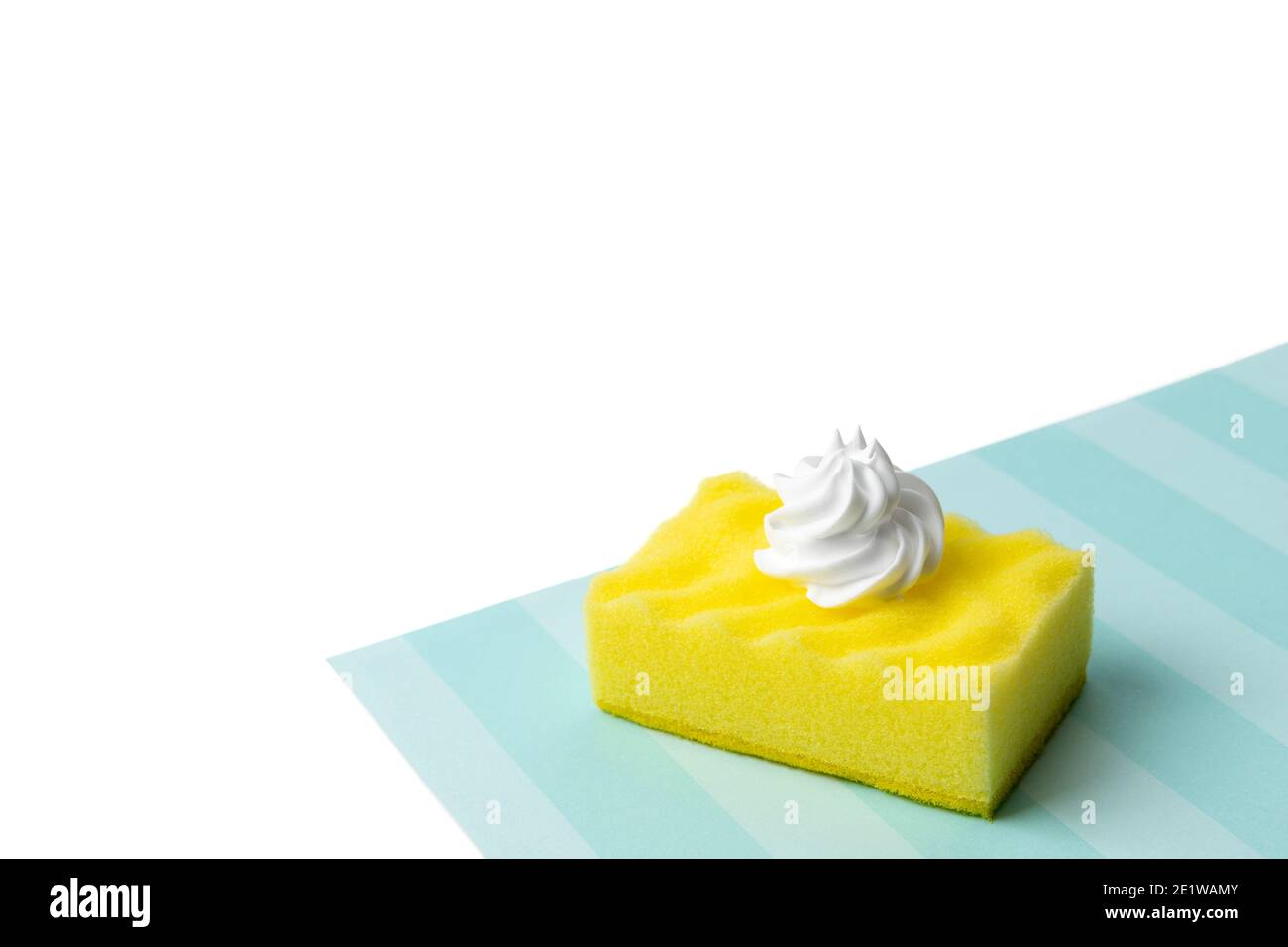 Éponge jaune pour laver la vaisselle avec mousse sur bleu et blanc arrière-plan Banque D'Images