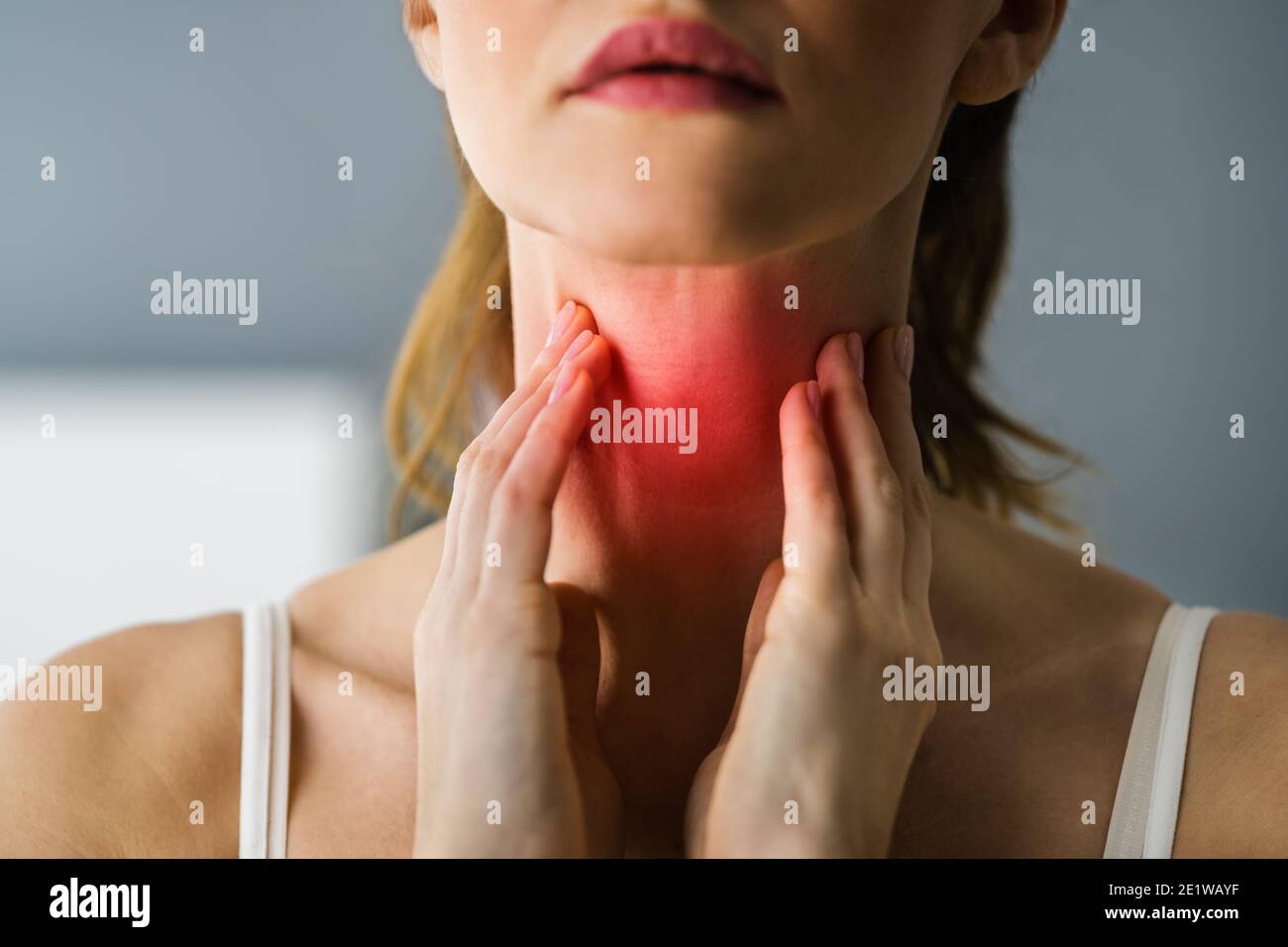 Vérification de la douleur au cou. Mal de gorge et examen de gland Banque D'Images