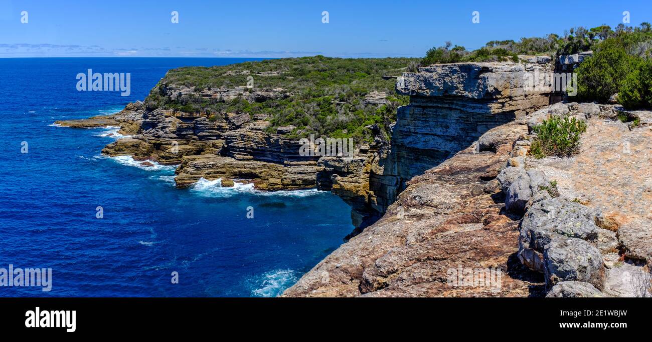 Vue panoramique sur la mer côtière et les falaises à Beecroft Head, Abrahams Bosom Reserve, Jervis Bay, Nouvelle-Galles du Sud, Australie Banque D'Images