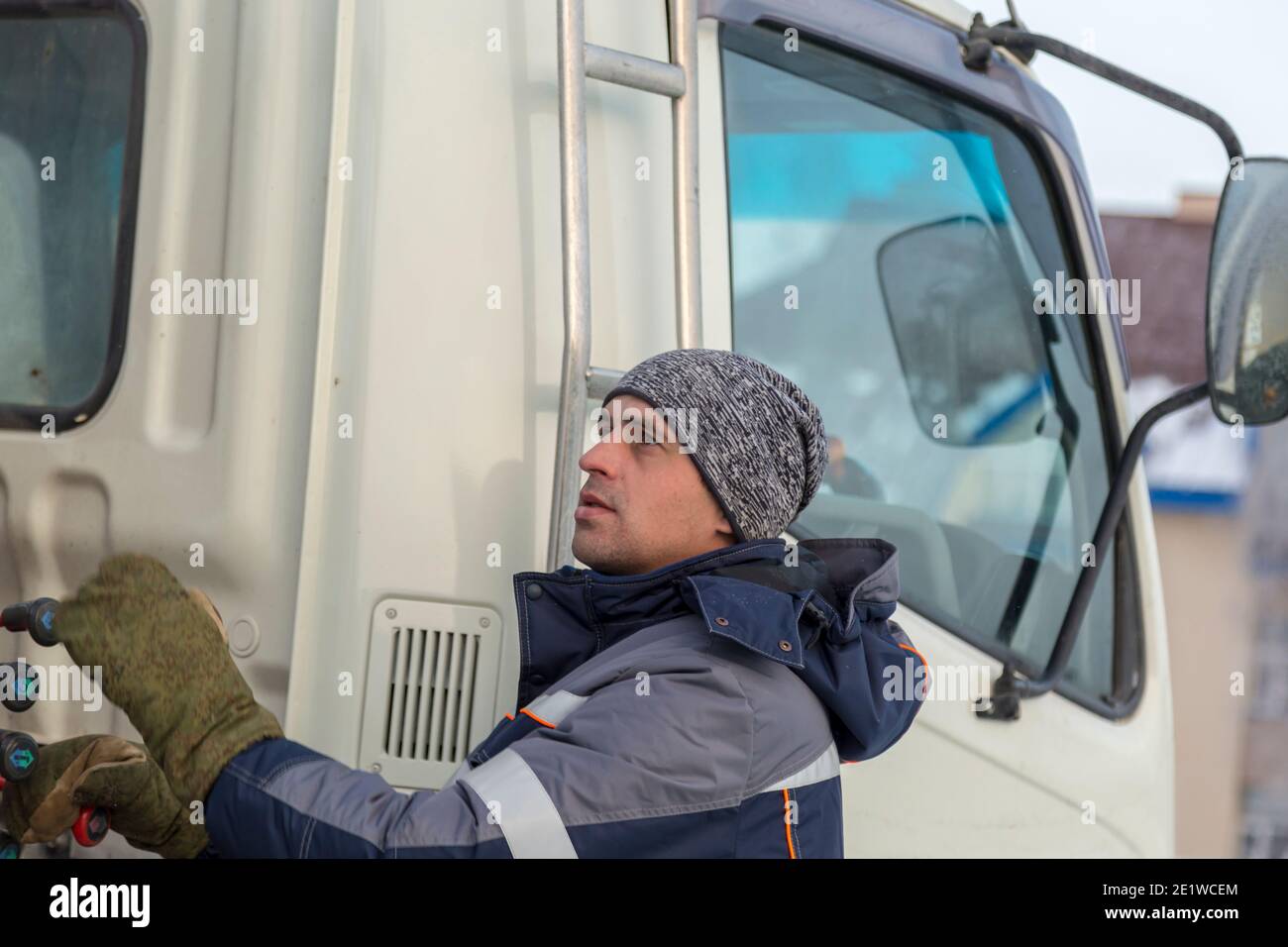 Conducteur du manipulateur hydraulique sur le lieu de travail Banque D'Images
