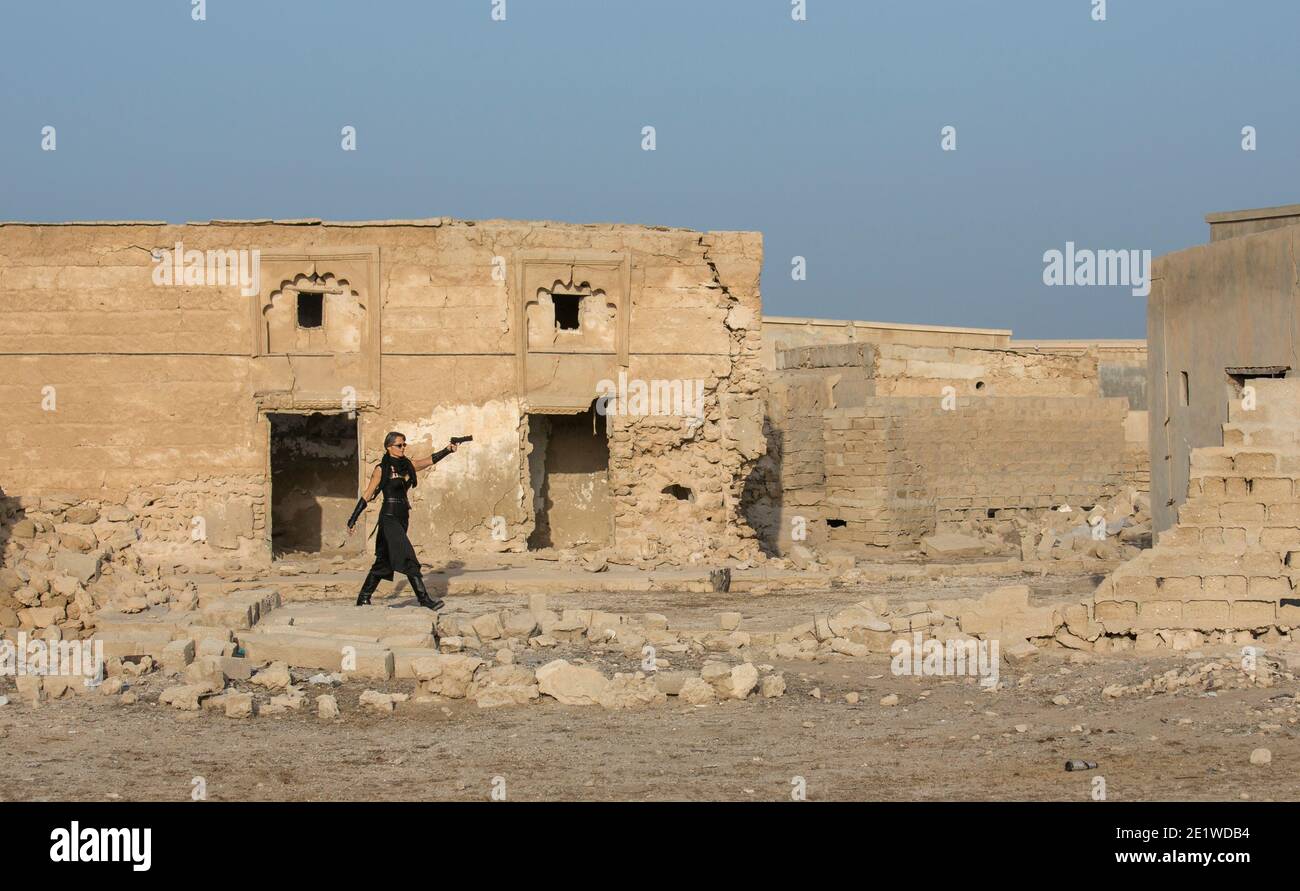 Femme d'âge moyen portant le costume de steampunk de Freedom Fighter son vieux village détruit Banque D'Images