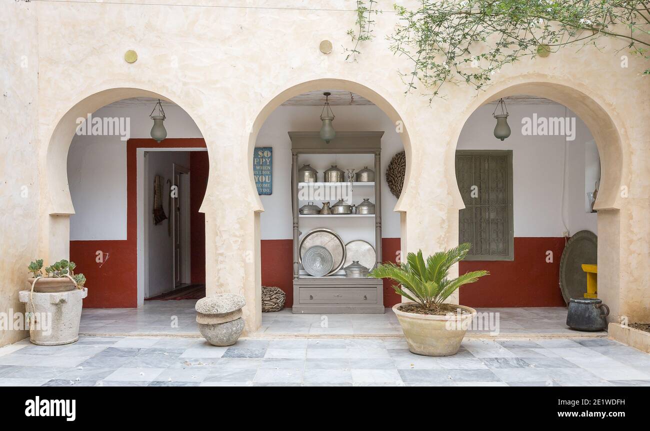 Maison traditionnelle nord-africaine avec patio et légumes séchant Banque D'Images