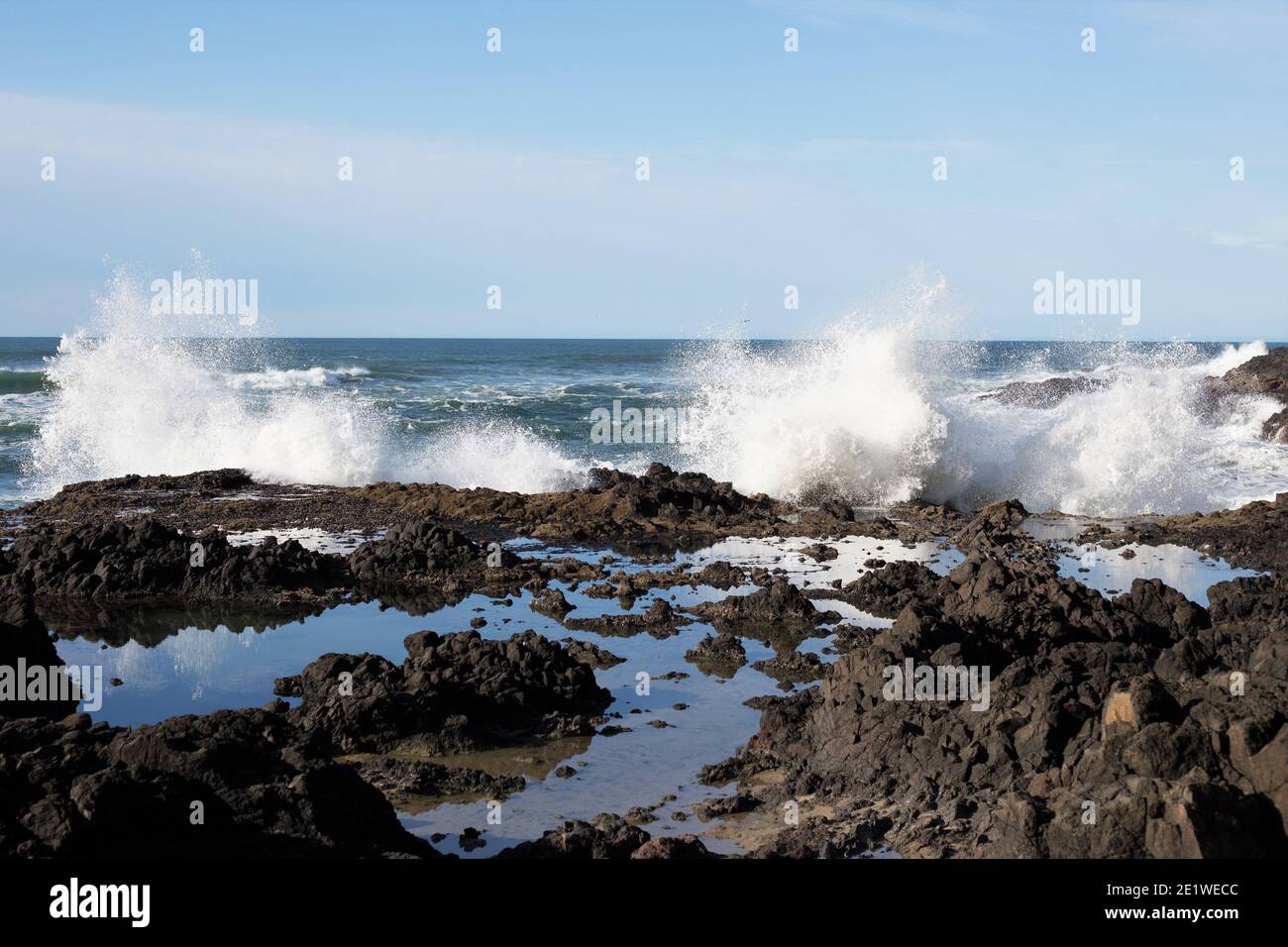 De grandes vagues s'écrasant sur des rochers près de Yachats, Oregon. Banque D'Images
