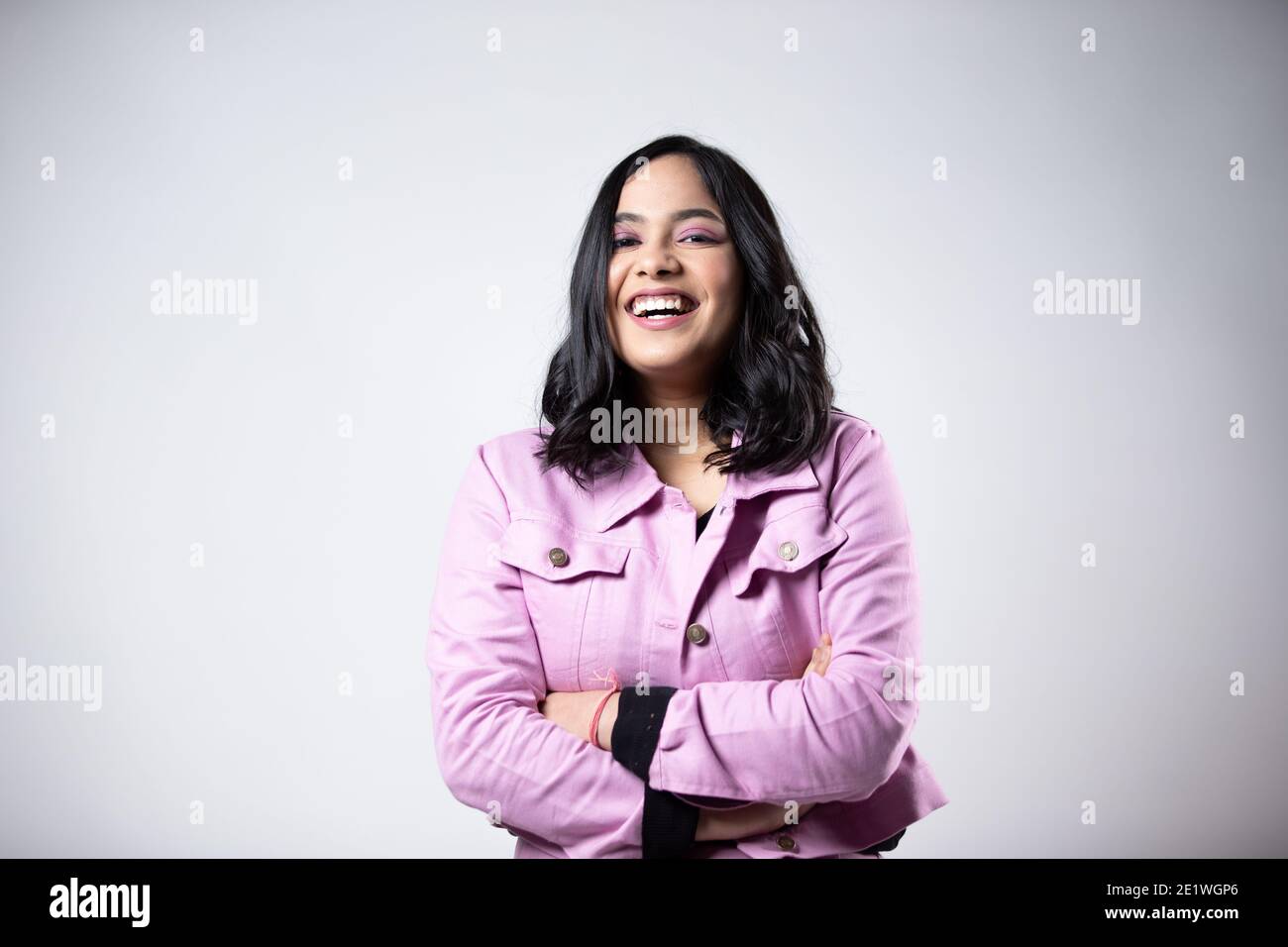 Portrait d'une femme souriante confiante avec bras croisés Centre positionné Banque D'Images