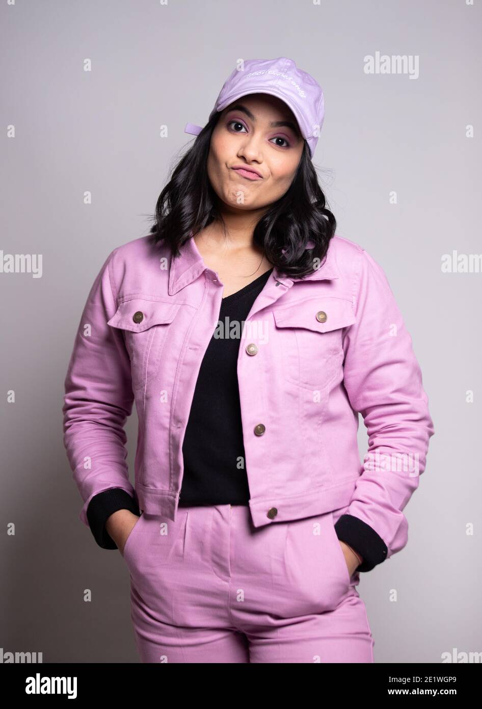 Portrait de femme en costume rose avec casquette avec confusion Expression  Photo Stock - Alamy