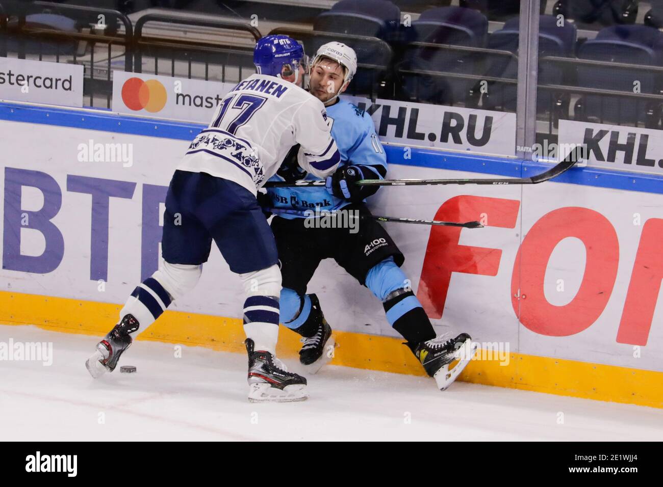 Moscou, Russie. 9 janvier 2021. Match de hockey sur glace de la saison régulière de la KHL: Dynamo Moscou contre Dinamo Minsk - VTB Arena. #11 Roman Gorbunov, #17 Juuso Hietanen Banque D'Images