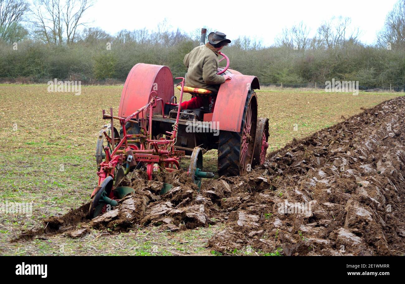 Le champ de labour des tracteurs des années 1930 de l'internationale Vintage Red. Banque D'Images