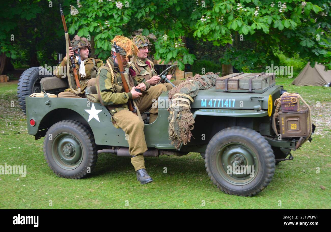 Jeep de guerre 2 avec des hommes habillés comme soldats américains de la Seconde Guerre mondiale. Banque D'Images