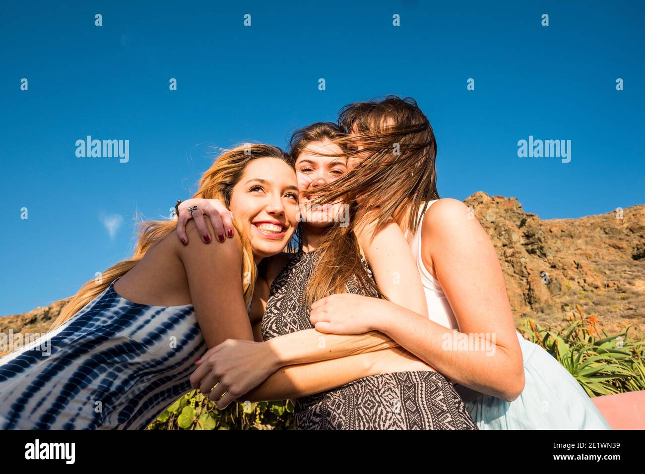 Groupe de jeunes femmes amis aiment et rient s'amuser extérieur ensemble - jeunes et joyeux femmes à la plage en été vacances voyage vac Banque D'Images