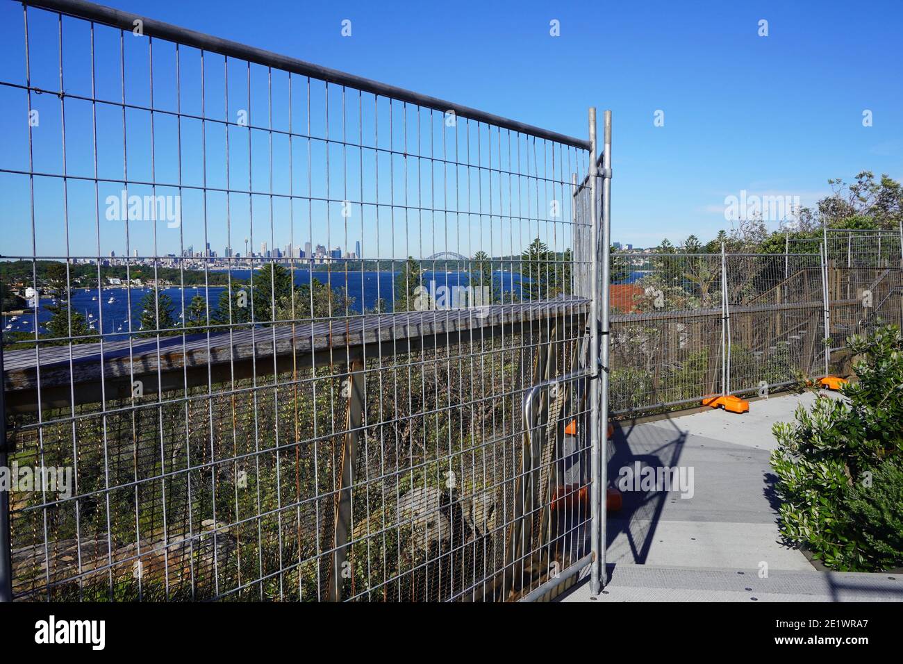 Vue du Skyline de Sydney depuis l'arrière d'une clôture de prévention du suicide Banque D'Images
