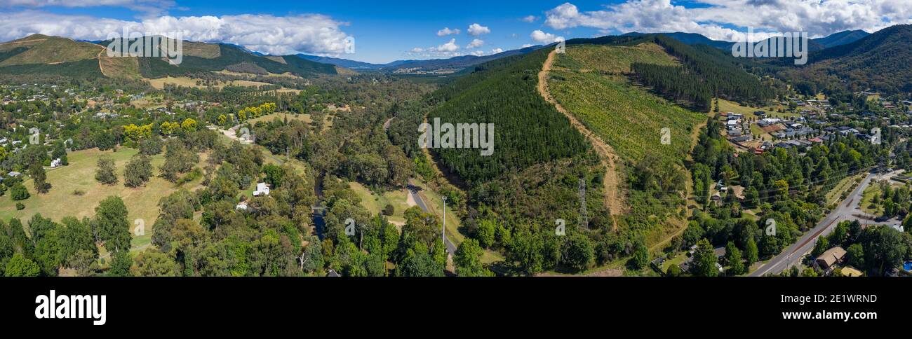 Vue panoramique aérienne des collines entourant la belle ville de Bright dans les Alpes victoriennes, Australie Banque D'Images