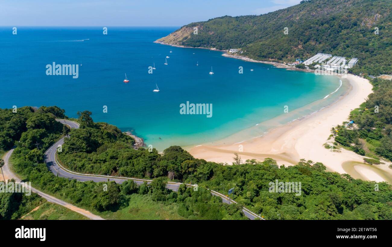 Vue aérienne de la route courbe le long de la plage de Naiharn à Phuket Thaïlande belle plage de sable et mer ouverte en été après Covid-19, 9 décembre 20 Banque D'Images