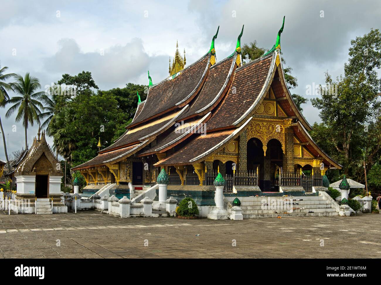Salle de sanctuaire centrale SIM avec un toit en quinconce, Temple Wat Xieng Thong, Luang Prabang, Laos Banque D'Images