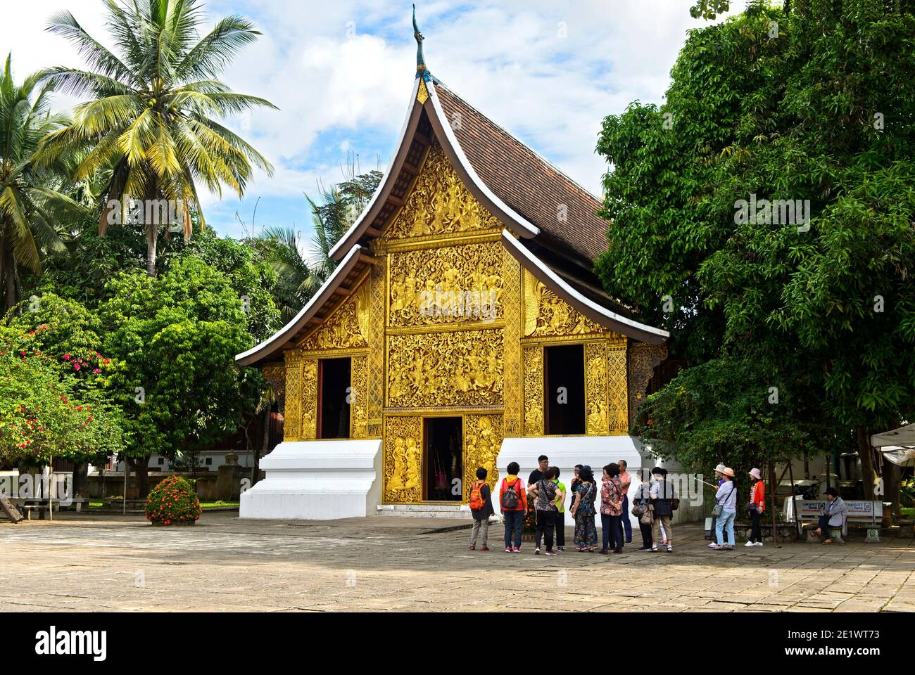 Touristes à la Maison du Royal Funeral Chariot, Temple Wat Xieng Thong, Luang Prabang, Lao Banque D'Images
