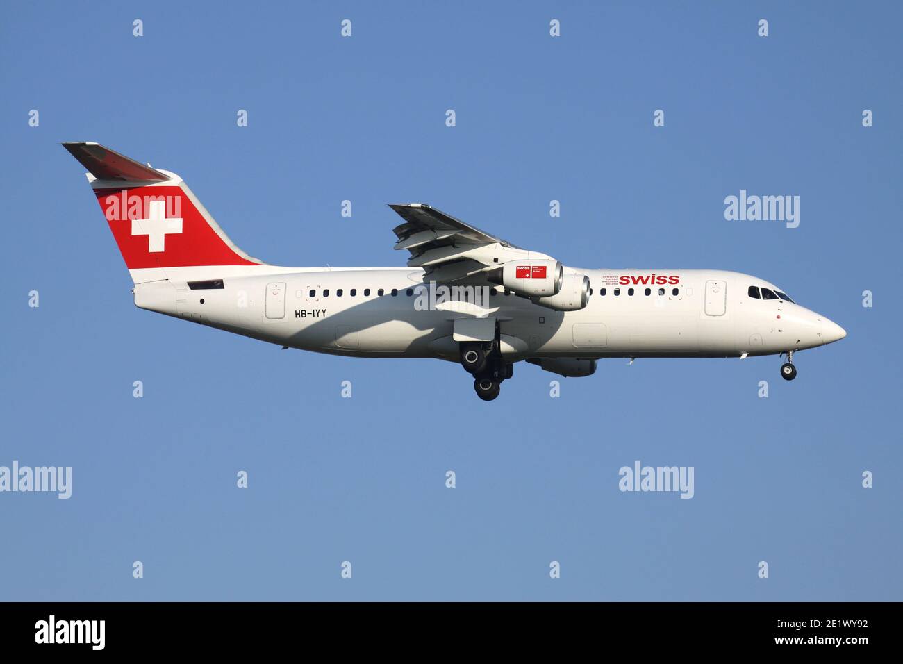 Swiss Avro RJ100 avec enregistrement HB-IYY sur la courte finale pour la piste 01 de l'aéroport de Bruxelles. Banque D'Images