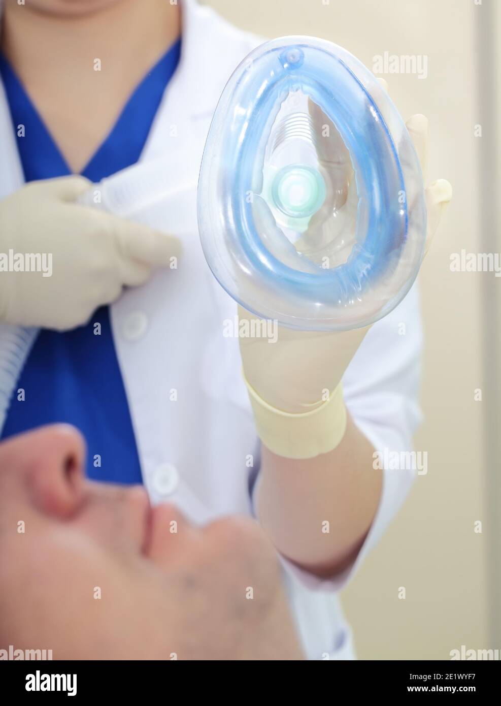 Anesthésiologiste préparant le patient à la chirurgie. Banque D'Images