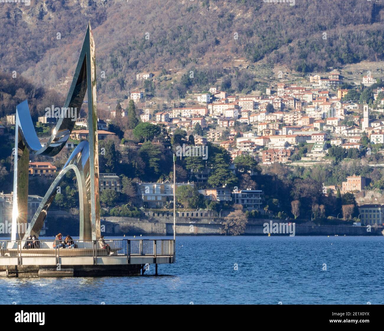 Life Electric, monument situé au centre du lac de Côme à la mémoire du lac Alessandro Volta.Como, lacs italiens, Lombardie, Italie Banque D'Images