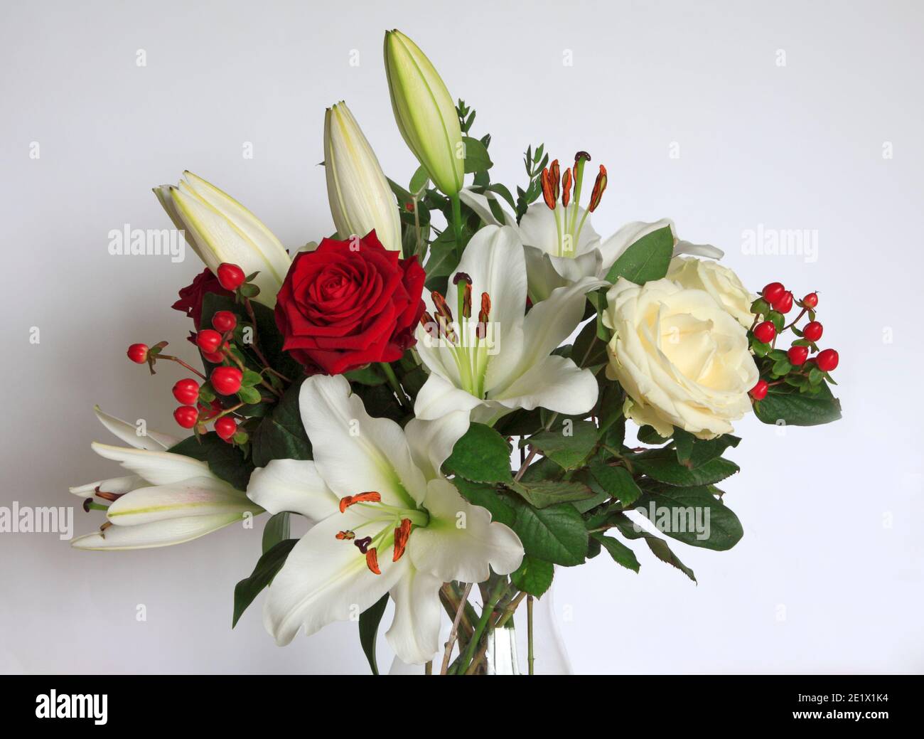 Un bouquet de fleurs encore vivant sur fond blanc Banque D'Images