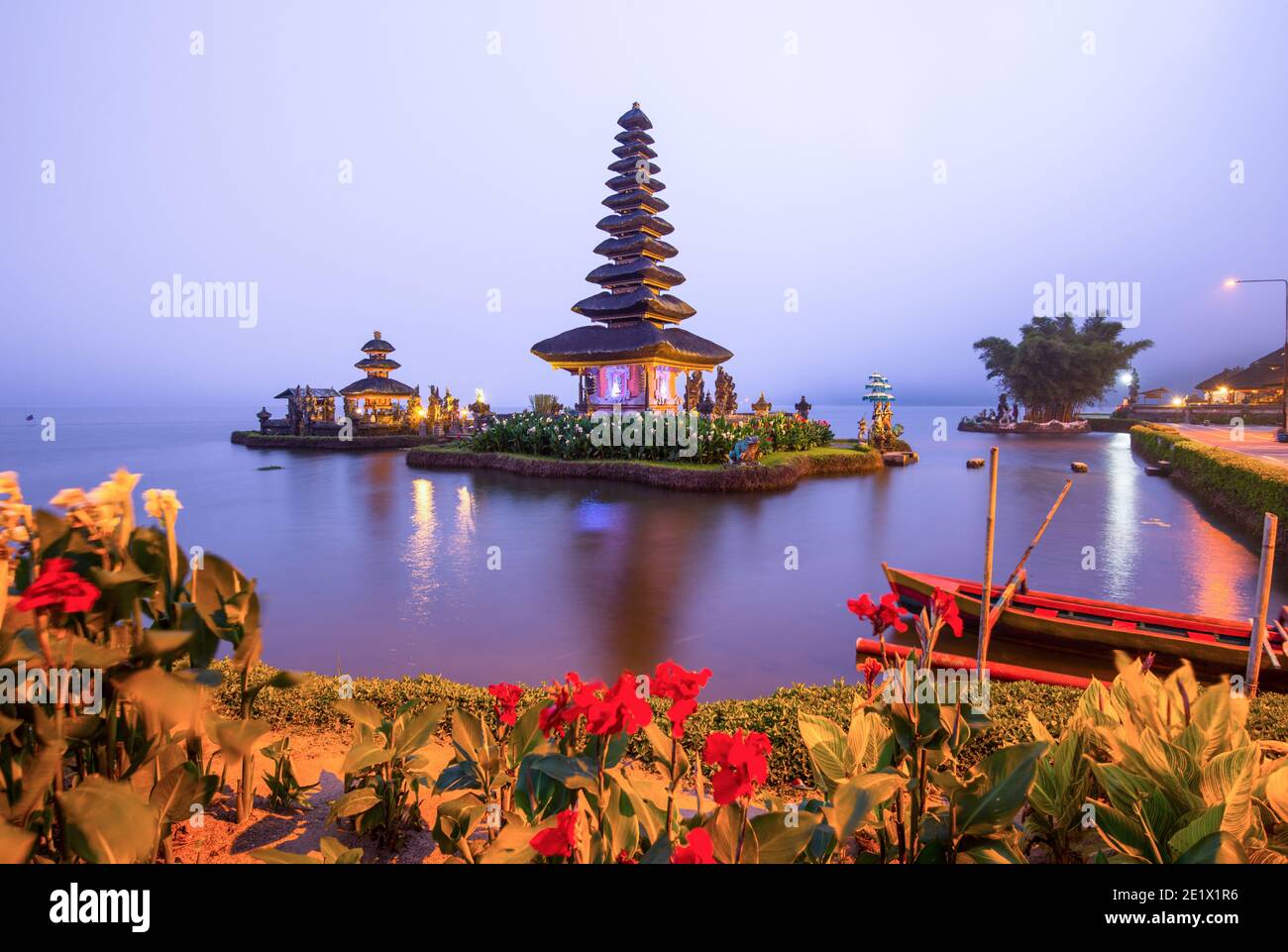 Pura Ulun Danu Bratan après le coucher du soleil, temple sur le lac, Bedugul, Bali, Indonésie Banque D'Images