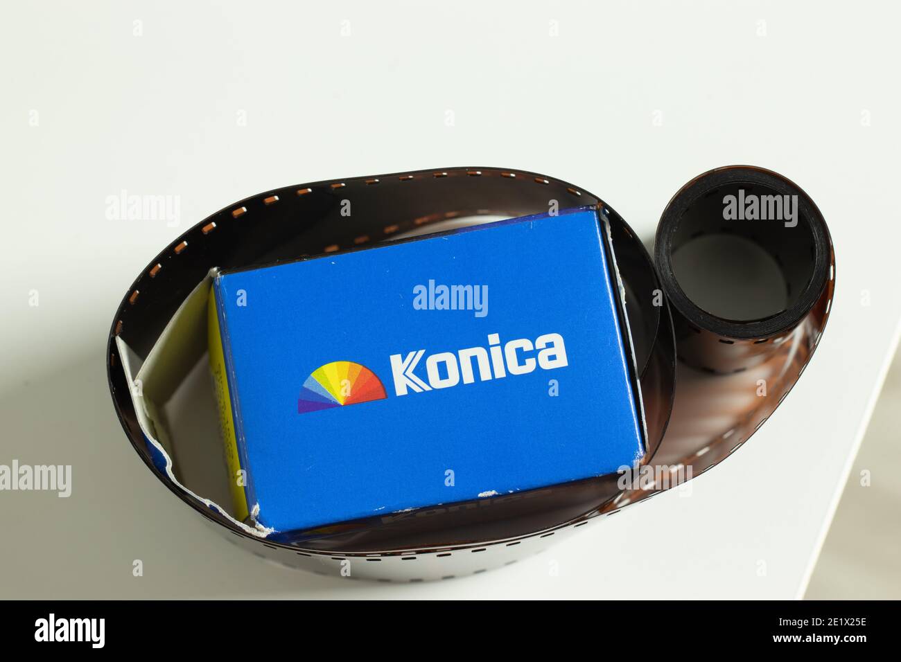 Moscou, Russie - 5 décembre 2020 : logo Konica sur pack film, Editorial. Banque D'Images