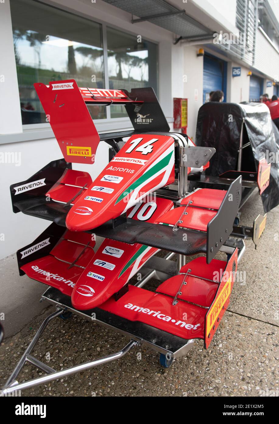 Pièces de voiture de course de formule de nez d'aile avant sur le chariot d'équipe dans le boîtier de circuit Banque D'Images