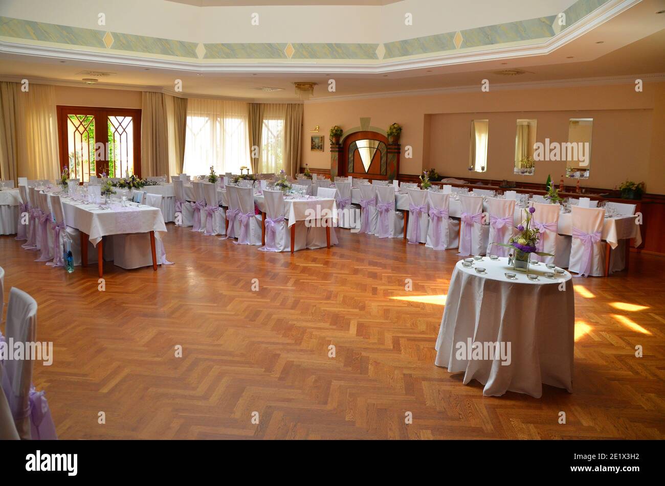 belle chambre avec tables et fauteuils lors d'un mariage Banque D'Images