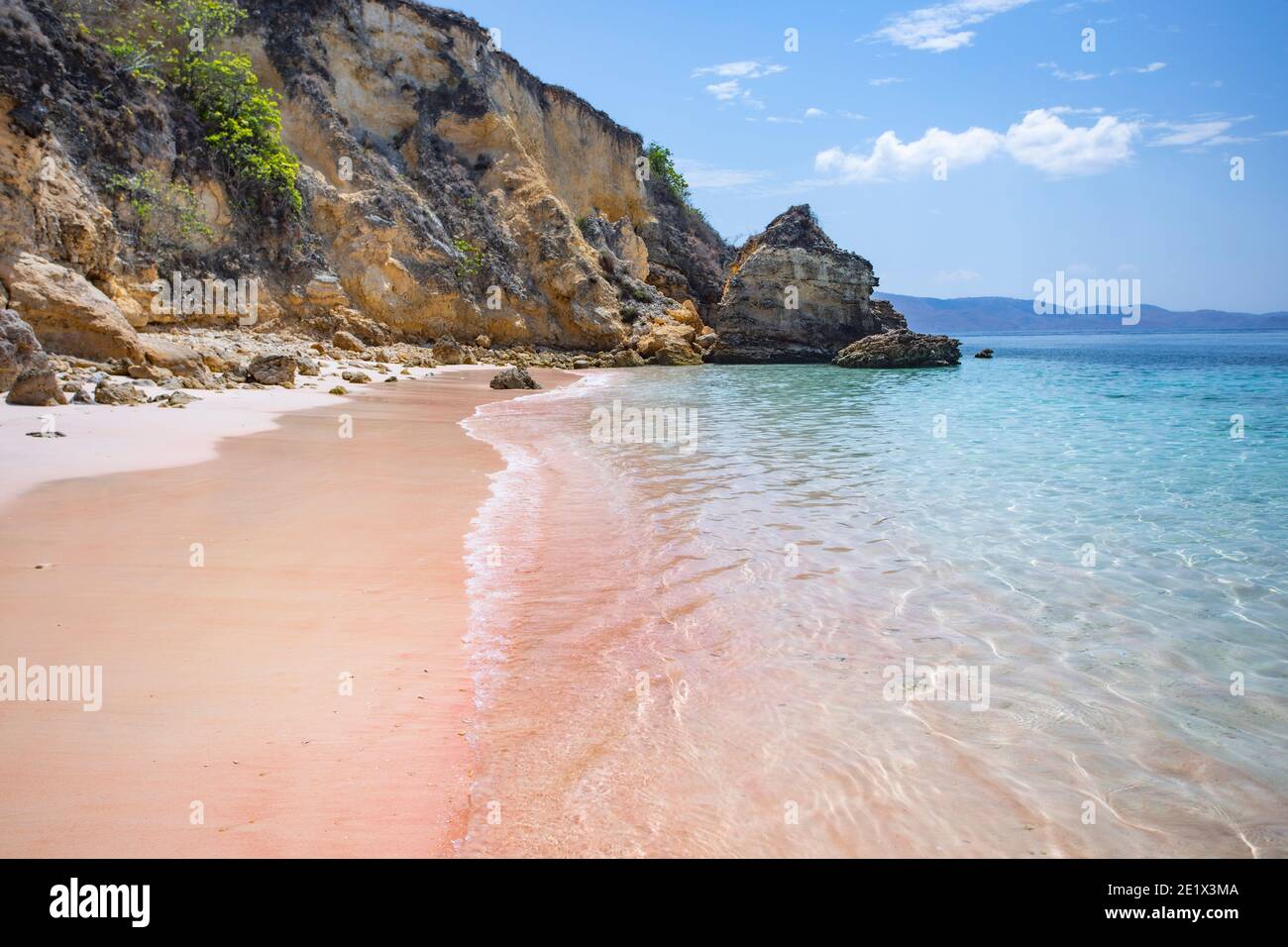 Des vagues se brisent sur la plage rose à Komodo Parc national en Indonésie Banque D'Images