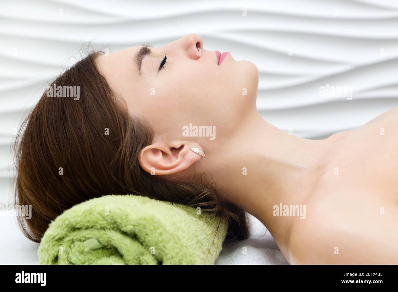 Une femme se repose dans un salon de beauté. Dormez pendant le massage. Banque D'Images