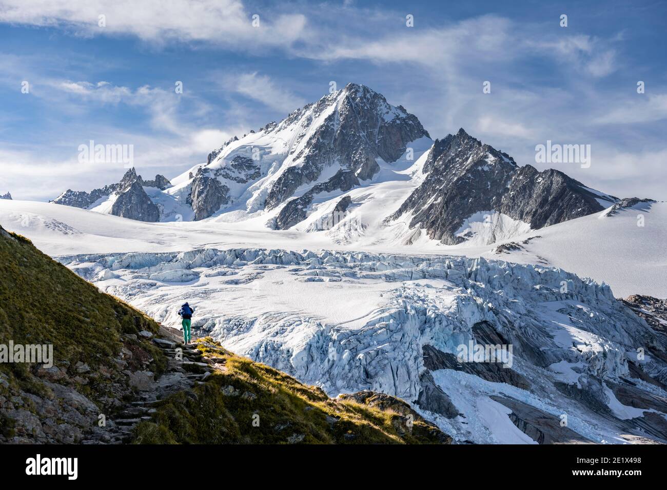 Randonnée sur la piste du glacier du Tour, glacier et sommet de montagne, paysage alpin, aiguille de Chardonnet, Chamonix, haute-Savoie, France Banque D'Images
