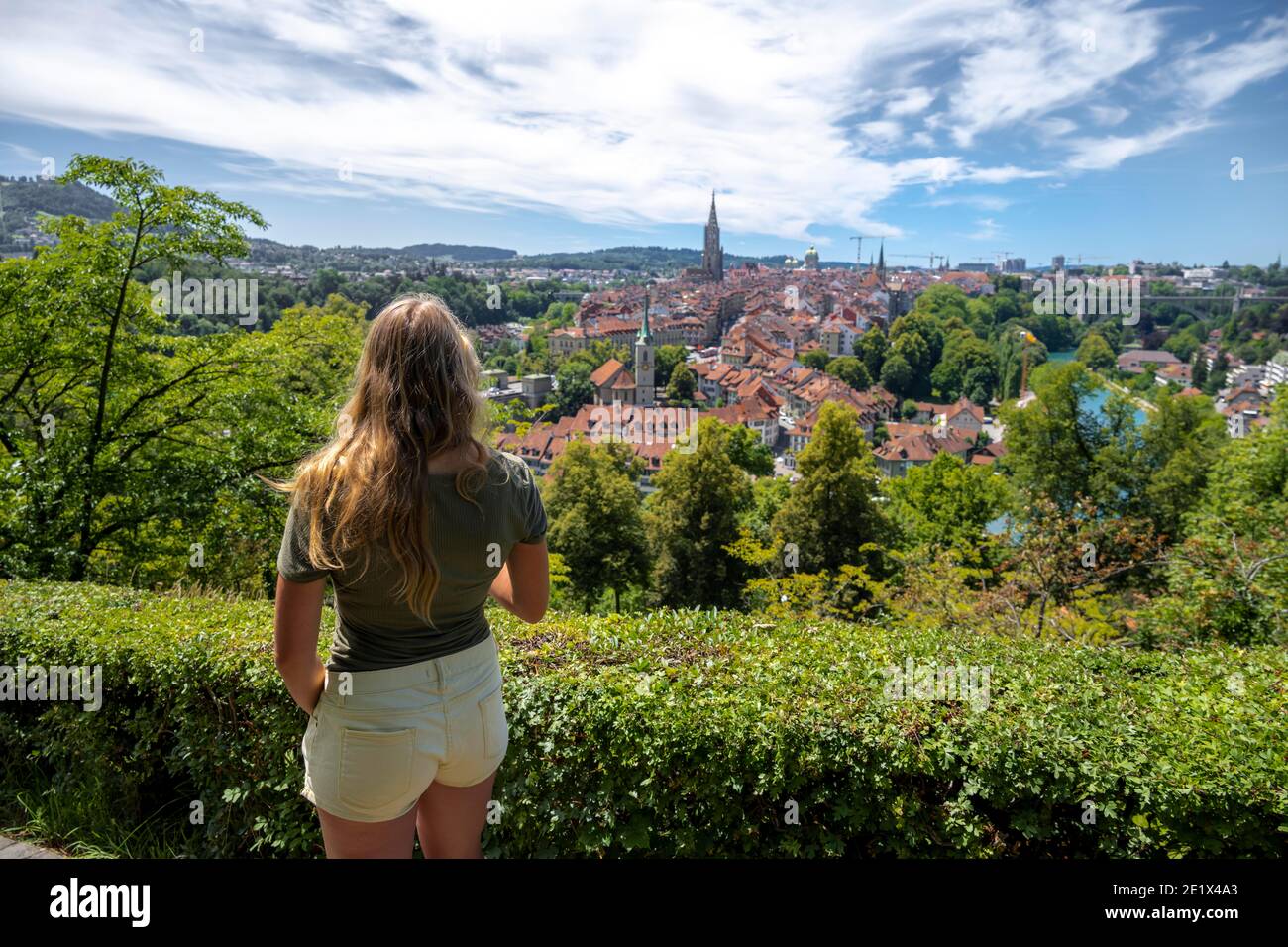 Jeune femme vue sur la ville, vue sur la ville, vue de la roseraie à la vieille ville, église de Nydegg et cathédrale bernoise, quartier de Nydegg, Berne Banque D'Images