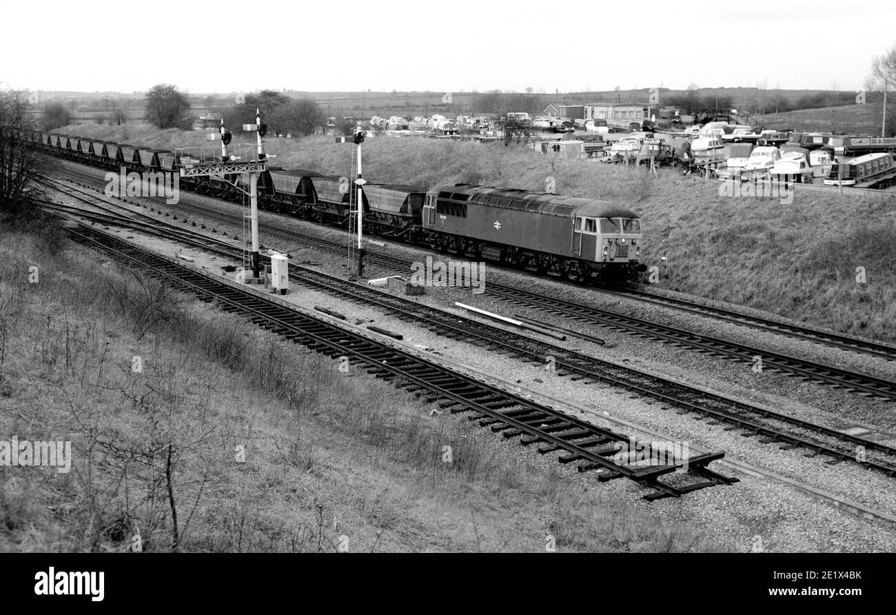 La locomotive diesel n° 56069 de classe 56 dirige un train de charbon MGR jusqu'à la centrale électrique de Didcot à Fenny Compton, Warwickshire, Royaume-Uni. 1987 Banque D'Images