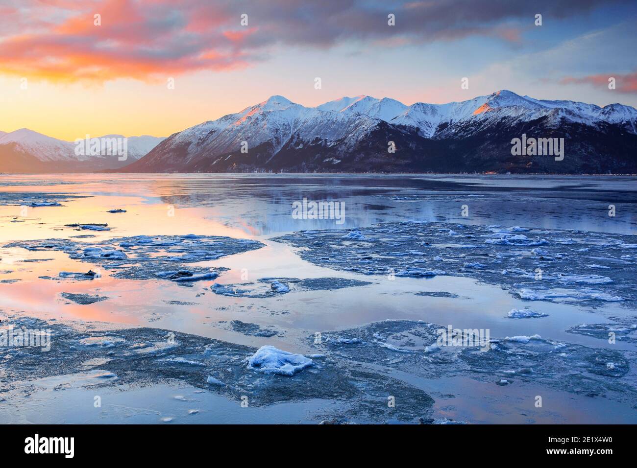 Turnagain Arm et Montagnes Kenai, Kenai Peninsula, Alaska, USA Banque D'Images
