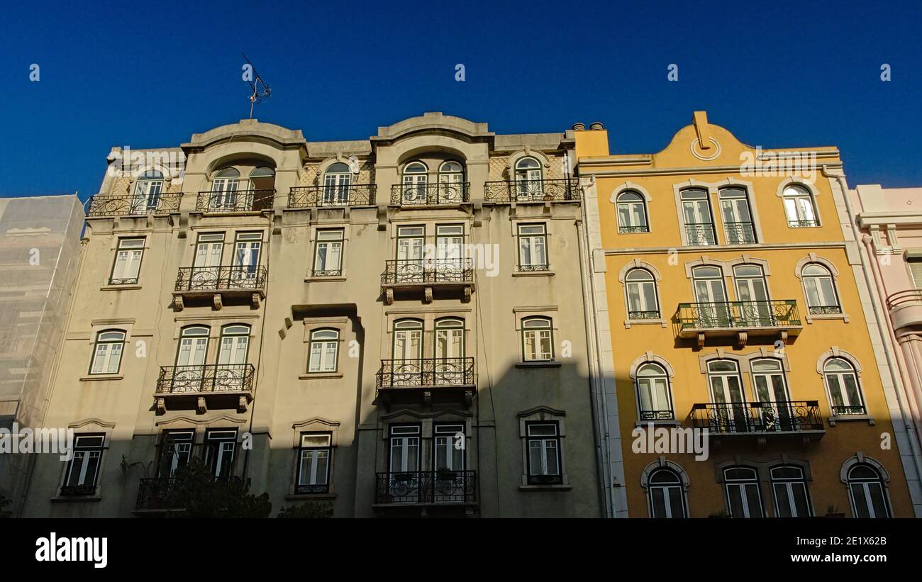 Détail d'un immeuble d'appartements portugais typique de couleur pastel jaune dans les rues de Lisbonne, Portugal Banque D'Images