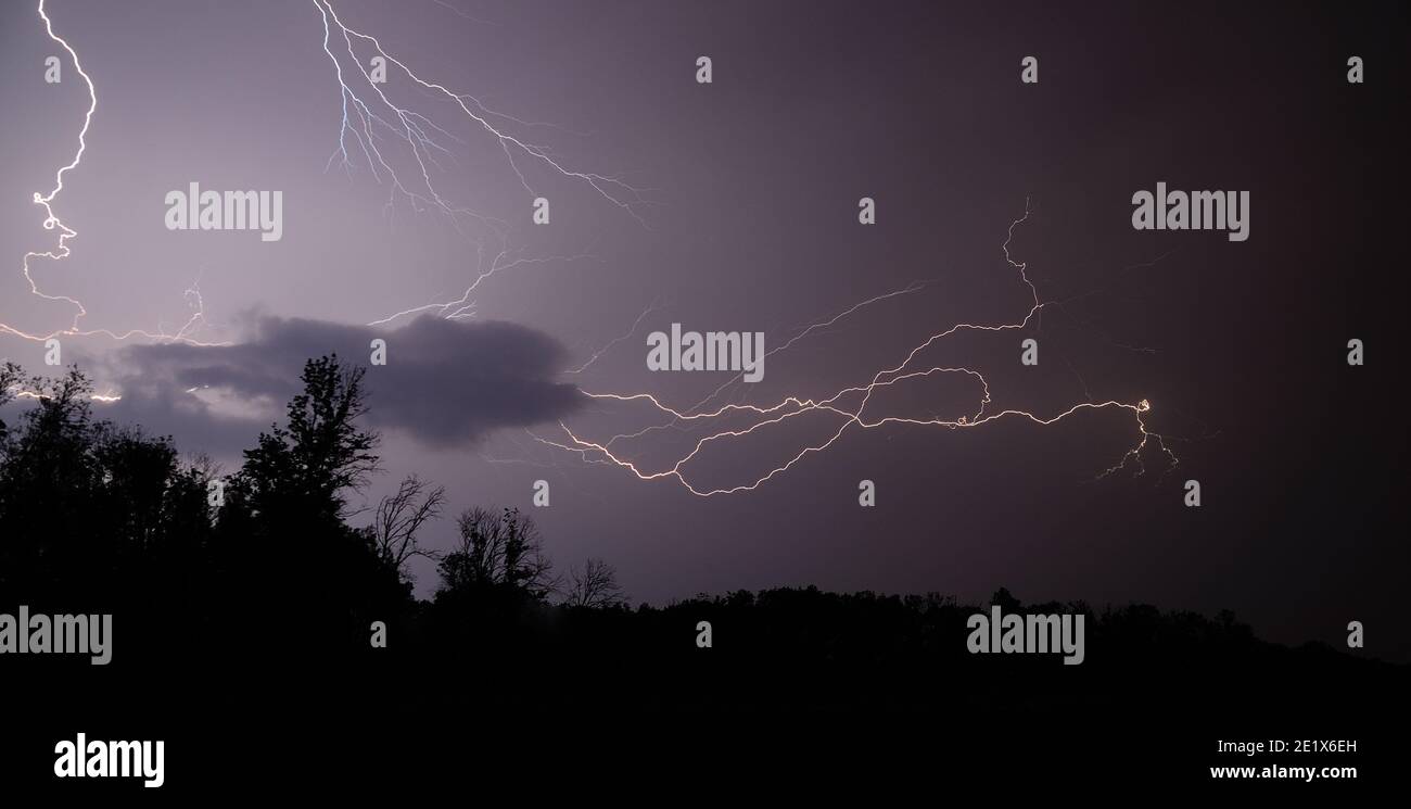 vue panoramique sur les éclairs lumineux puissants en cas d'orage Banque D'Images