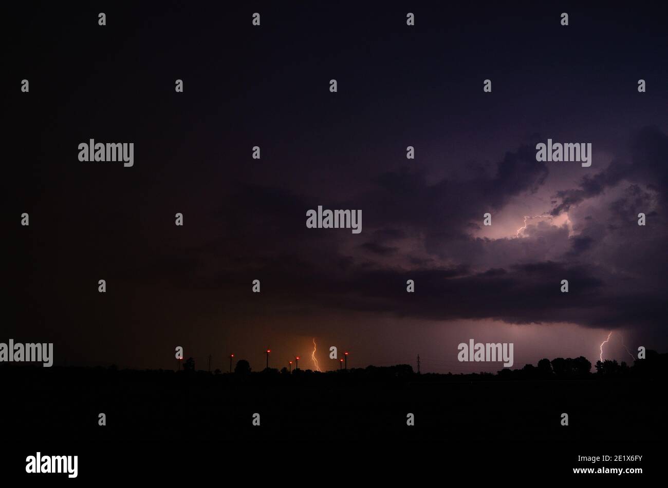 éclair dans un orage et des éoliennes Banque D'Images