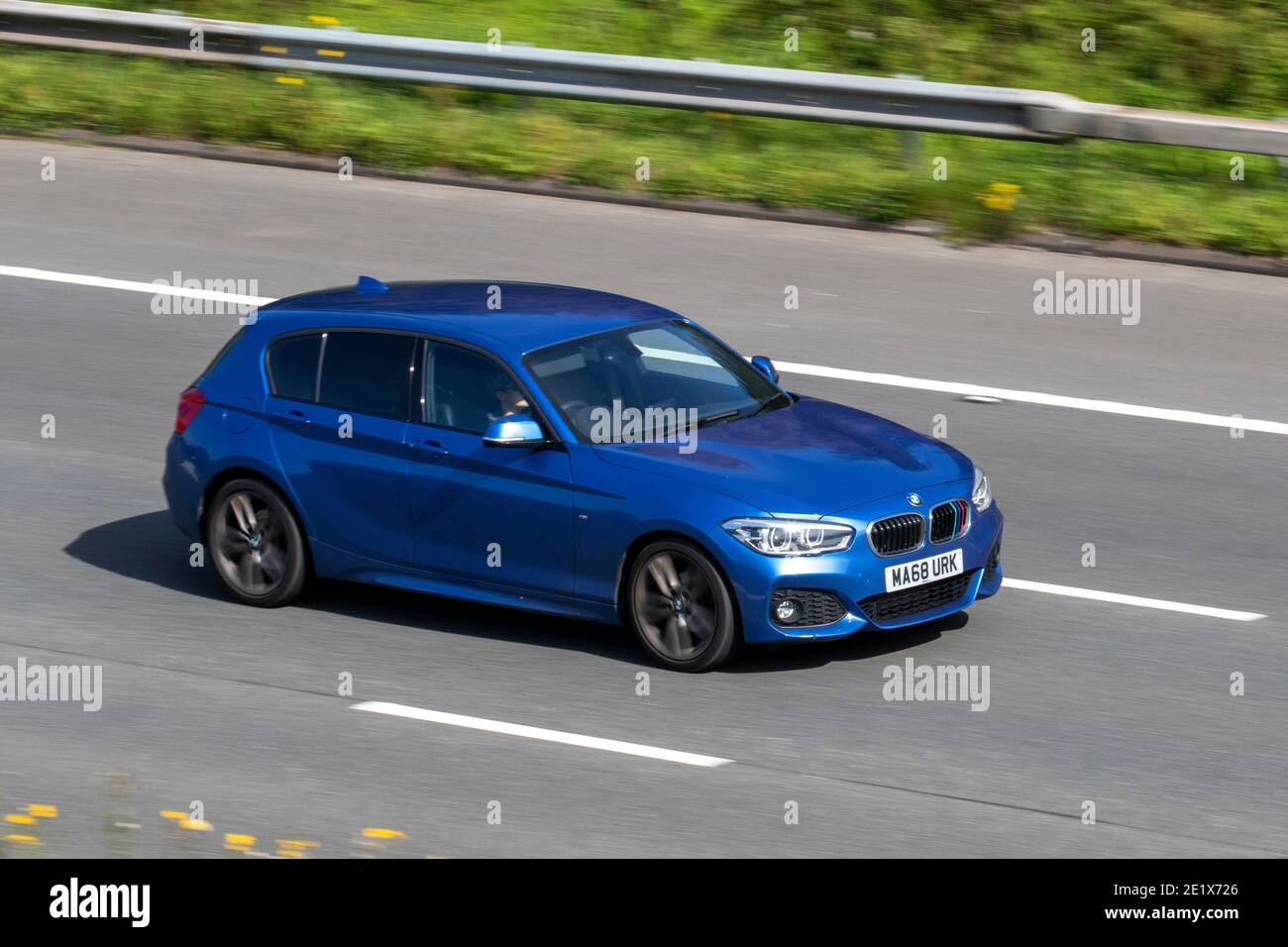 2018 (68) BMW 118D M Sport 1995cc bleu à hayon diesel; circulation automobile, véhicules en mouvement, voitures, véhicule roulant sur les routes britanniques, moteurs, conduite sur l'autoroute M6 réseau routier britannique Banque D'Images