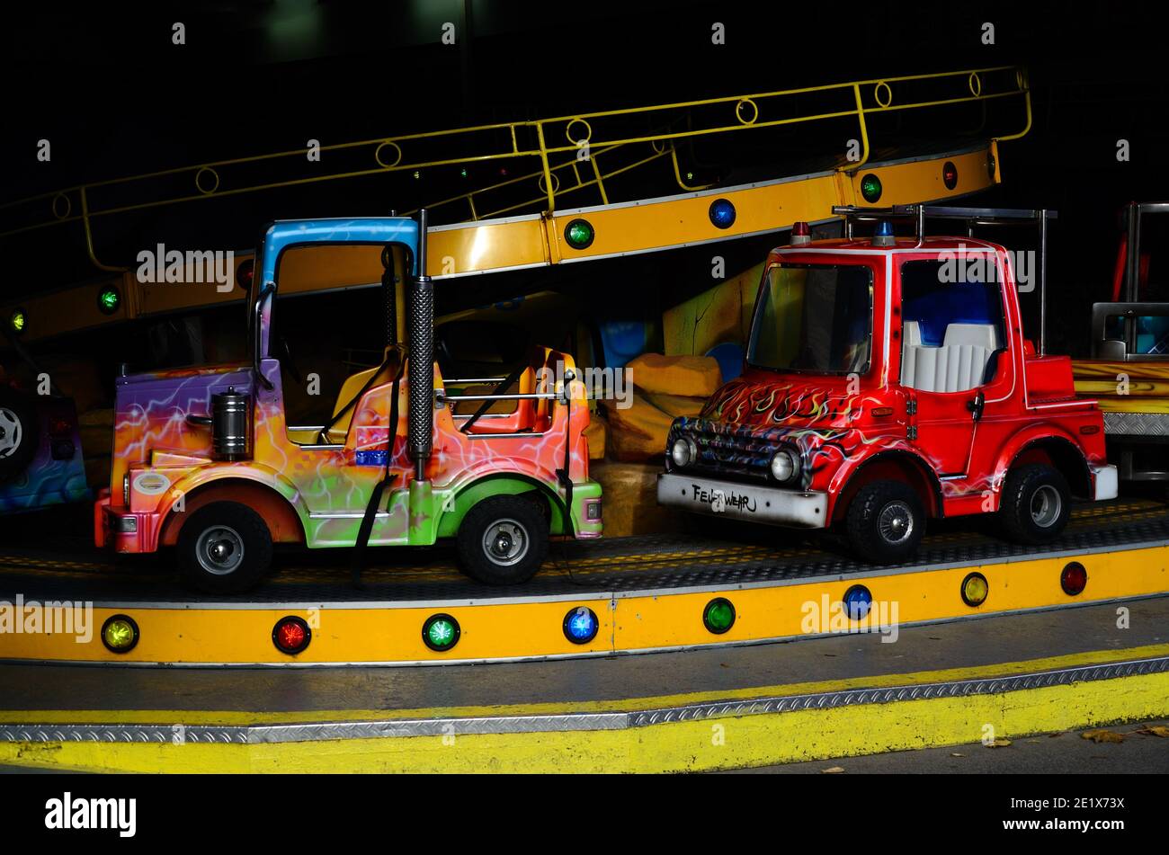 carrousel coloré pour voiture enfant dans le parc à thème Banque D'Images