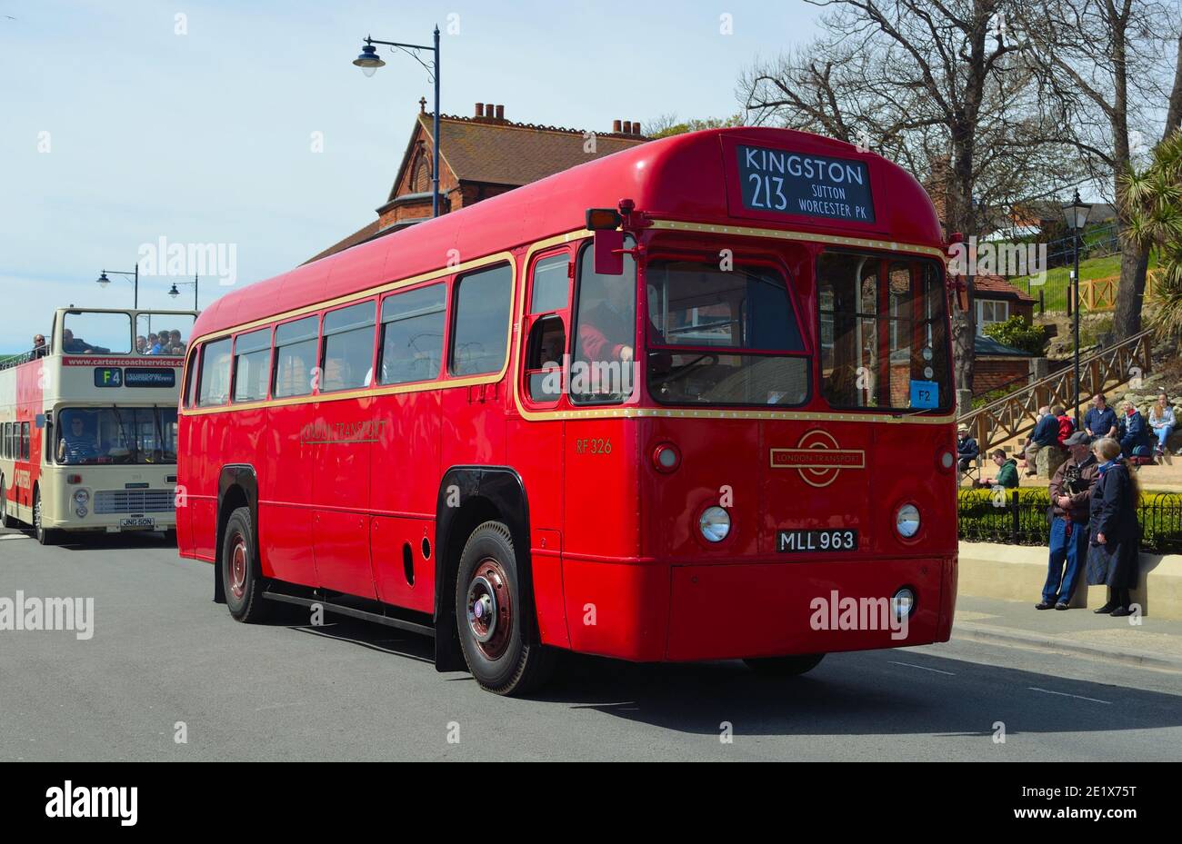 Le bus de transport classique rouge de Londres est en train d'être conduit sur la route. Banque D'Images