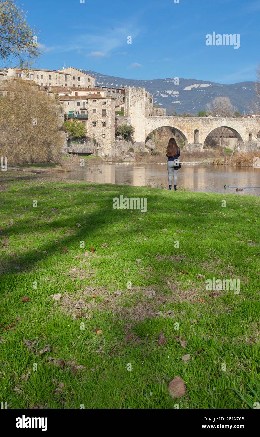 Besalu, Espagne - 28 décembre 2019: Rivière Fluvia avec pont médiéval au fond, Besalu. Garrotxa, Gérone, Catalogne, Espagne Banque D'Images