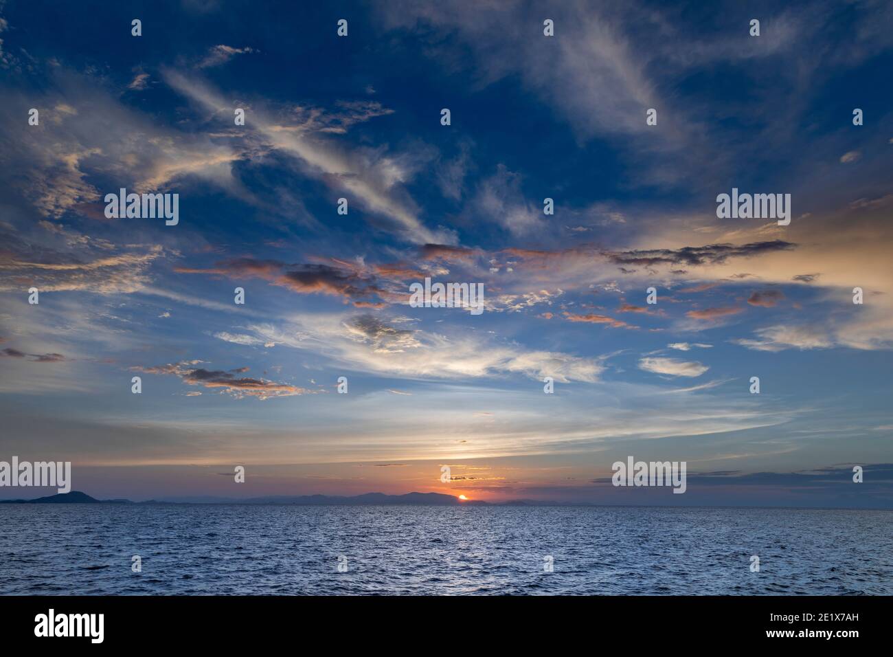 bel horizon sur l'océan avec des nuages spectaculaires dans le ciel au coucher du soleil Banque D'Images