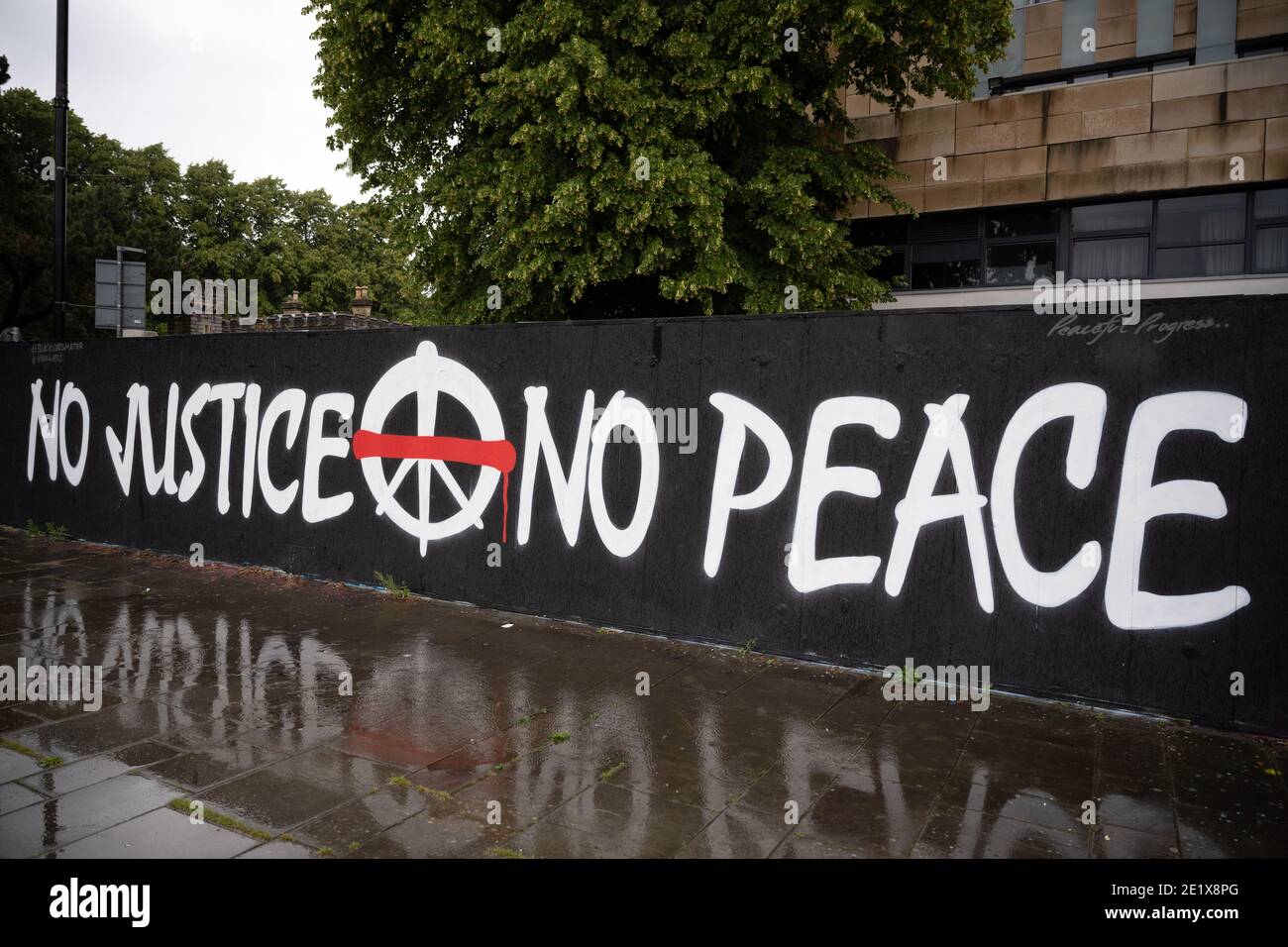 Un panneau suivant Black Lives Matter protestations disant Òno justice no peaceÓ à Cardiff, pays de Galles, Royaume-Uni. Banque D'Images