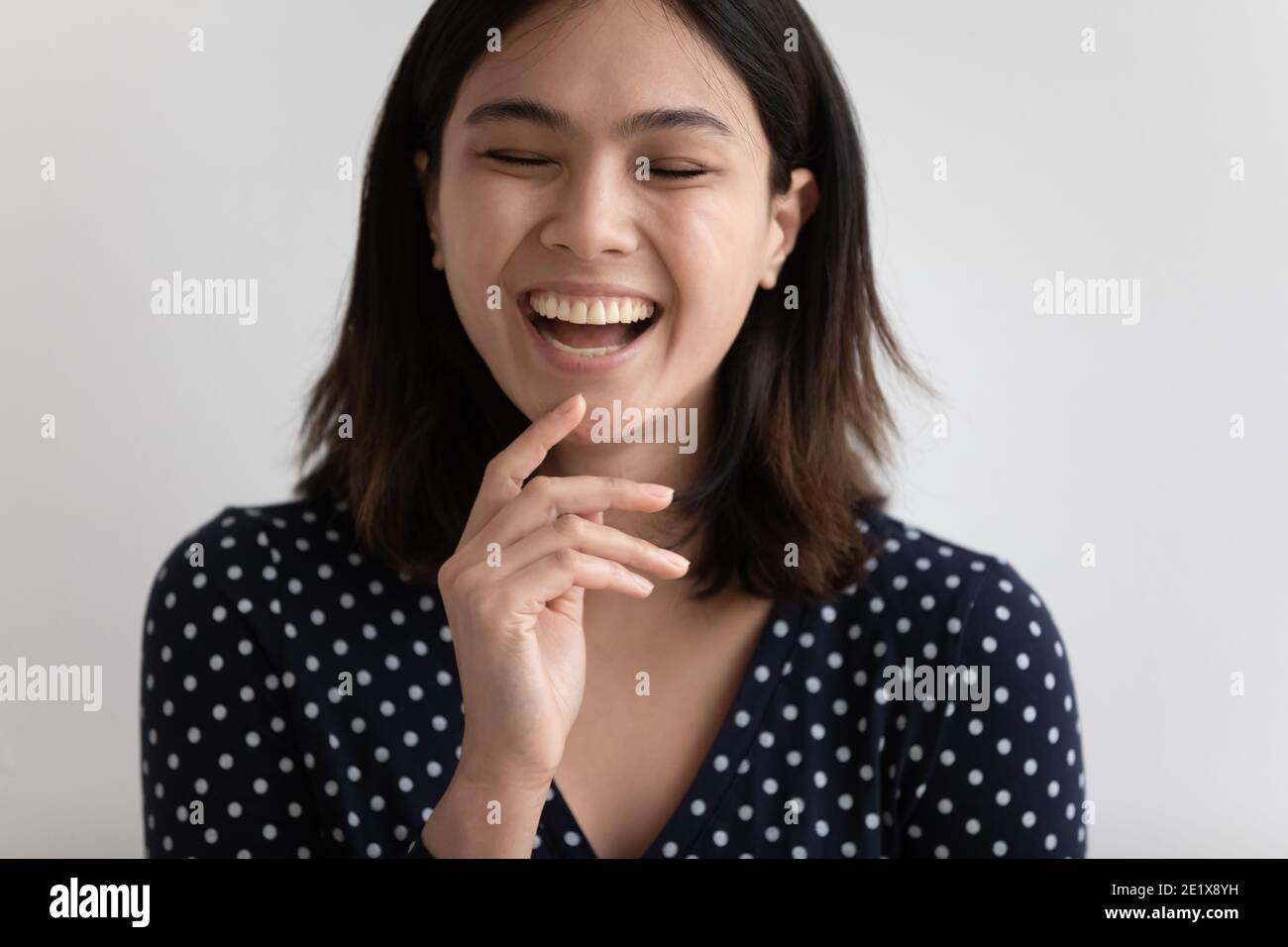 Portrait de la jolie femme vietnamienne joyeuse du millénaire. Banque D'Images