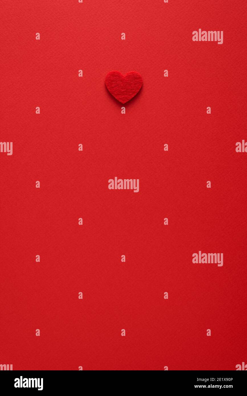 Arrière-plan minimaliste de la Saint-Valentin avec coeur de couleur rouge. Plan de travail avec espace de copie Banque D'Images