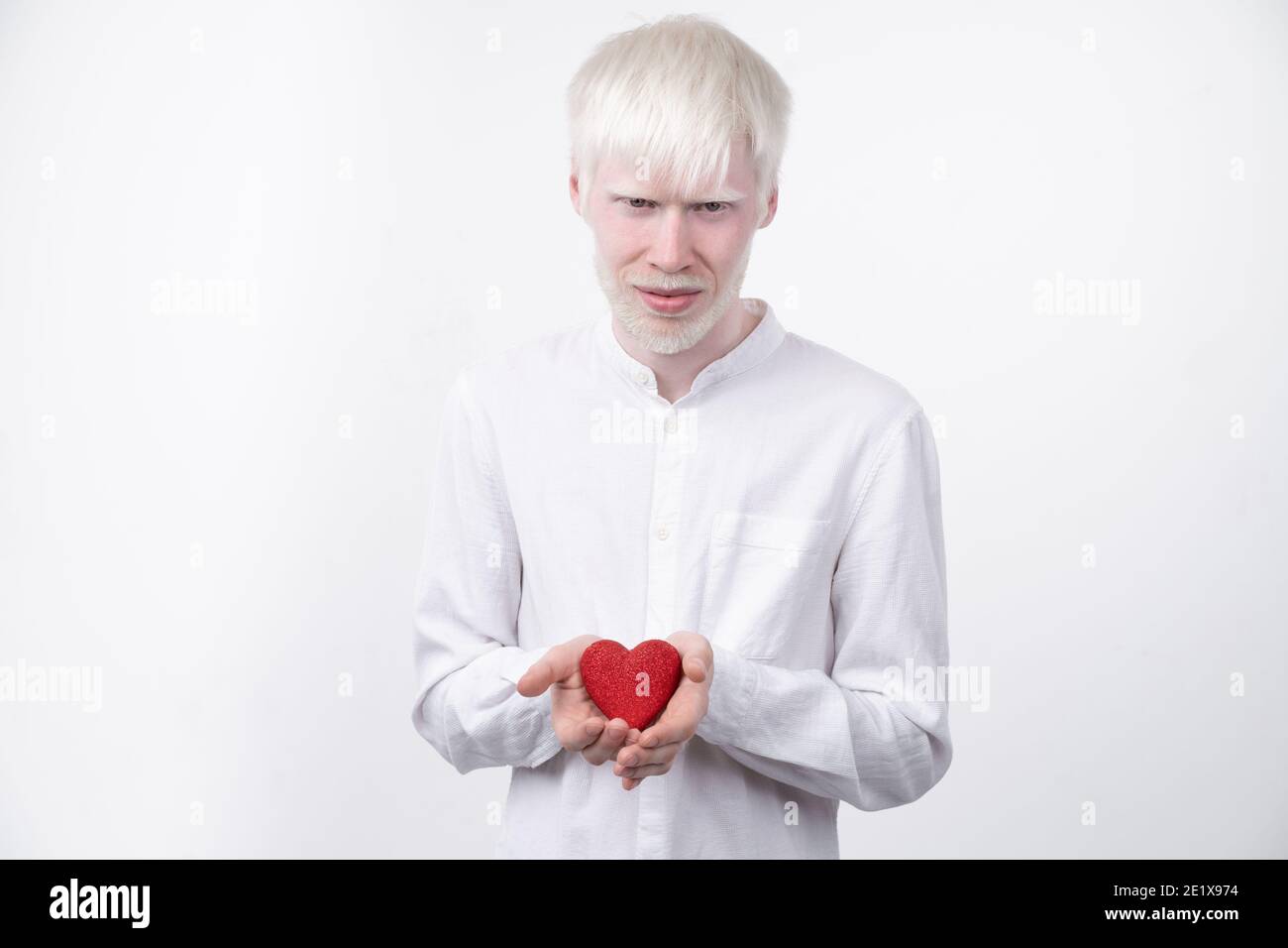 albinisme albinos homme en studio vêtu t-shirt isolé sur fond blanc. déviations anormales. aspect inhabituel. anomalie de la peau Banque D'Images