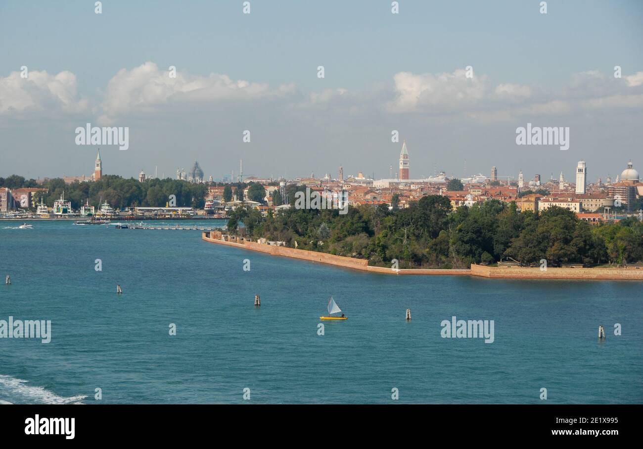 Vue panoramique sur l'île de la Certosa et Isola di St Elena à l'entrée de l'Italie de Venise Banque D'Images