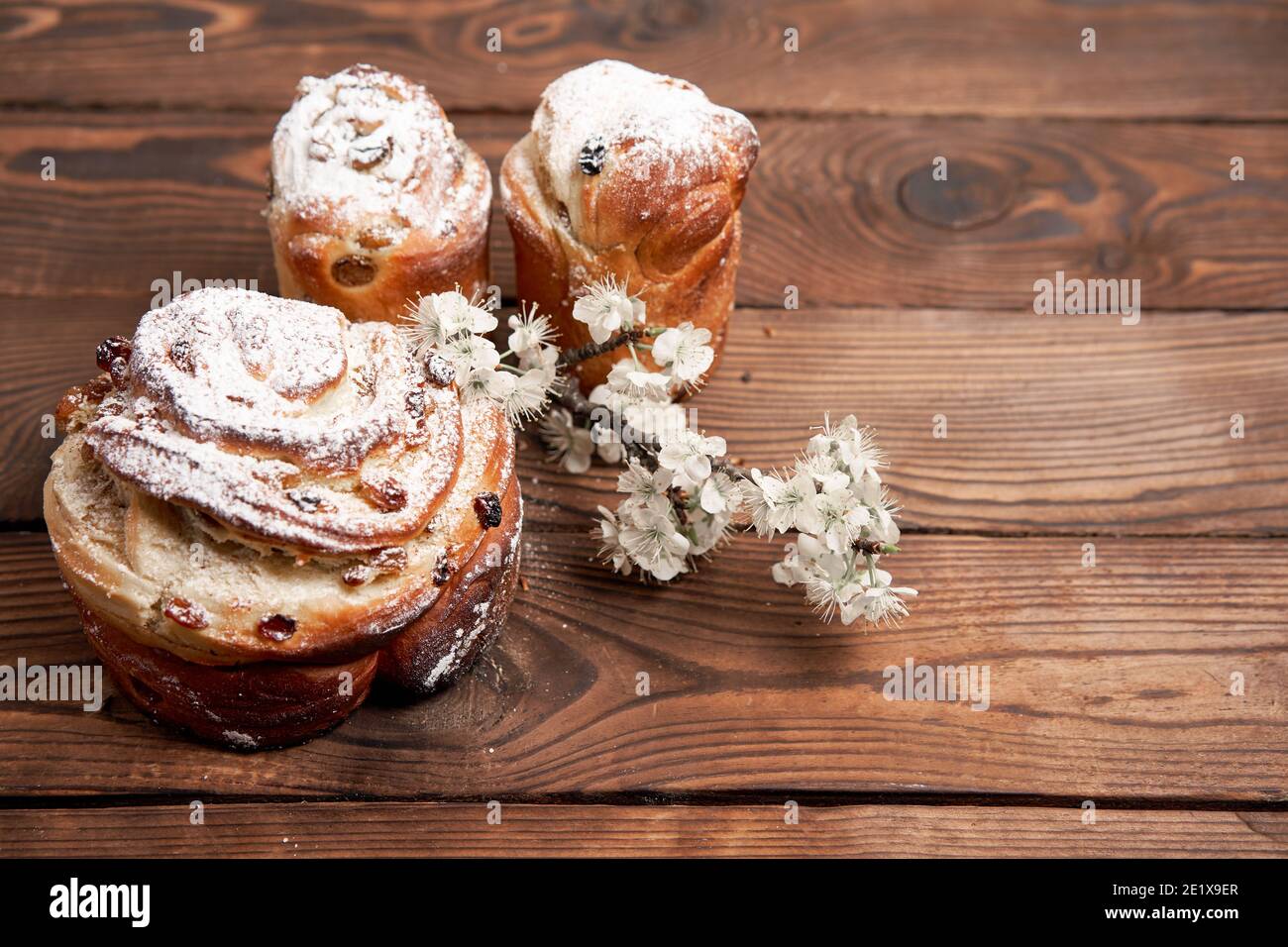 Le Kraffin à gâteau de Pâques est sur une table en bois sur fond sombre. Pain de vacances de printemps avec espace de copie Banque D'Images