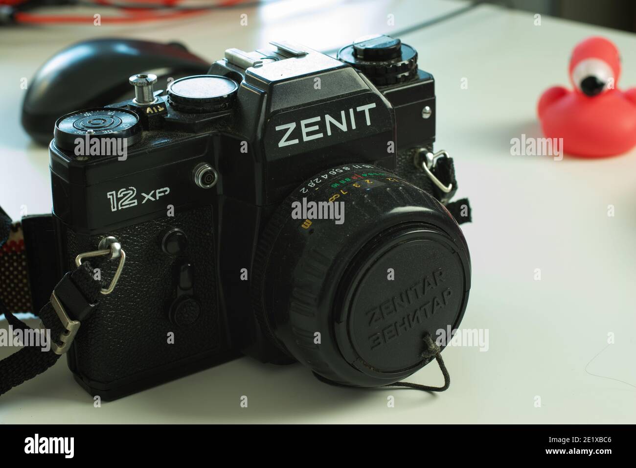 Moscou, Russie - 5 décembre 2020 : appareil photo Zenit Vintage avec objectif Zenitar, Editorial. Banque D'Images