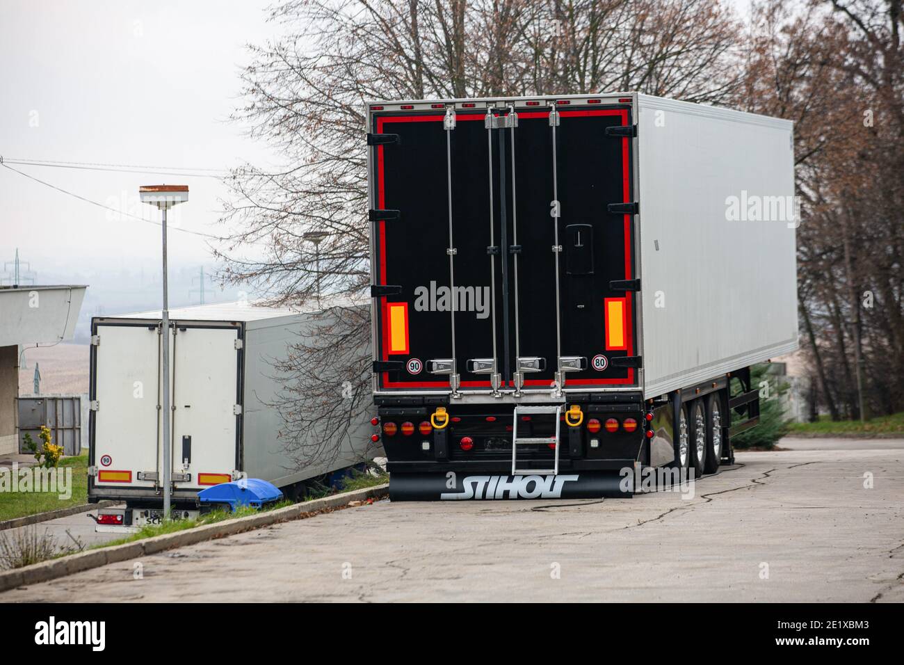 Un camion de congélateur déjà plein (portes blanches) est vu à côté d'un  camion de congélateur de secours noir dans un crématorium à Nitra, alors  que la ville est à court d'espace