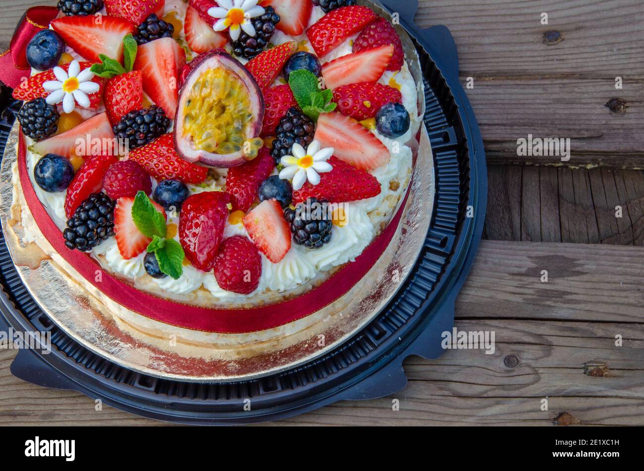 Anna Pavlova Dessert Francais Avec Myrtilles Fruits De La Passion Framboises Fraises Gateau Meringue Gateau Vegetarien Dessert A Faible Teneur En Matieres Grasses Photo Stock Alamy